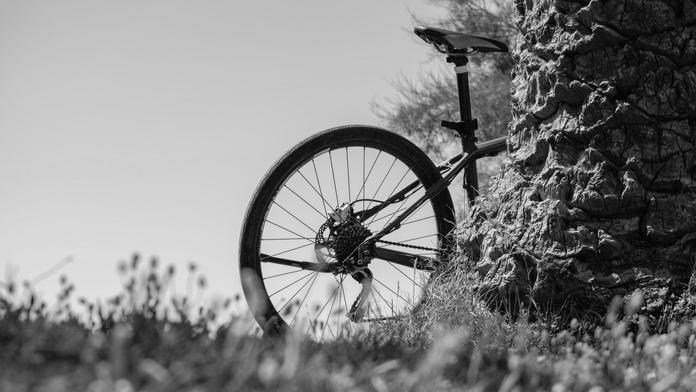 Dvacetiletý cyklista zemřel den po závodě. Zkolaboval na veřejnosti