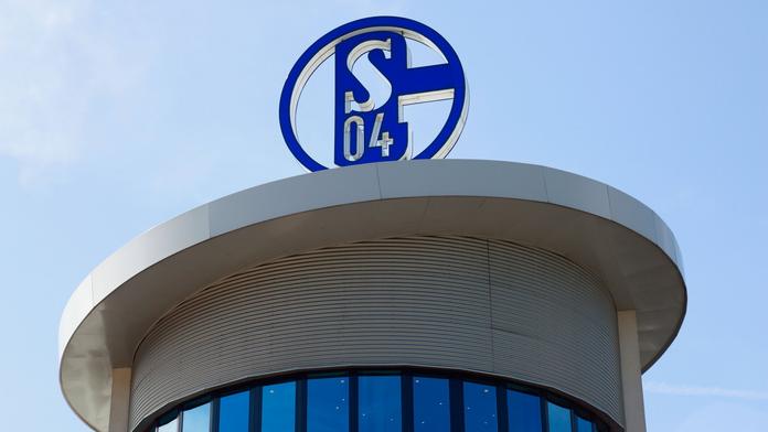 Schalke končí s ruským sponzorem, injekci může poskytnout největší rival