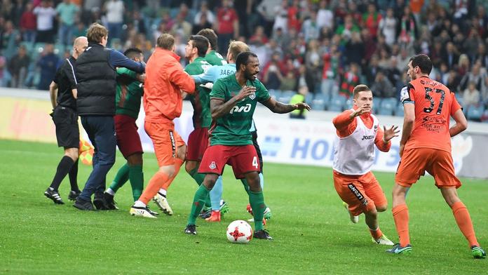 VIDEO: Na olympijském stadionu se fotbalisté hromadně porvali!