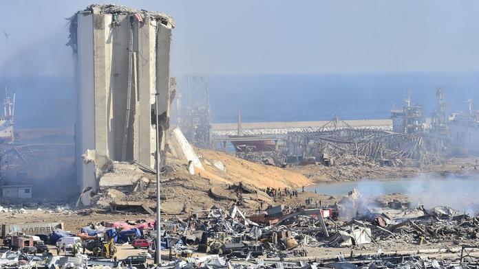 Ledek, nebo bomba? Experti hledají příčinu výbuchu v Bejrútu