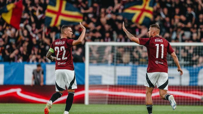 Slavící fotbalisté Sparty Lukáš Haraslín a Matěj Ryneš