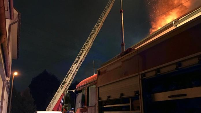 Z rodinného domku večer vyšlehly plameny! Uvnitř zůstal muž
