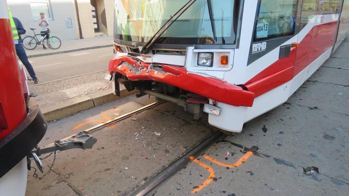V Brně se srazily tramvaje. Zraněná žena zemřela v nemocnici