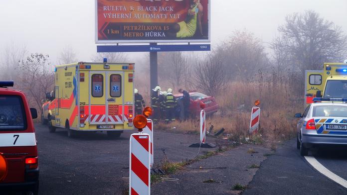 Opilec stál v mlze uprostřed cesty, přejela ho řidička