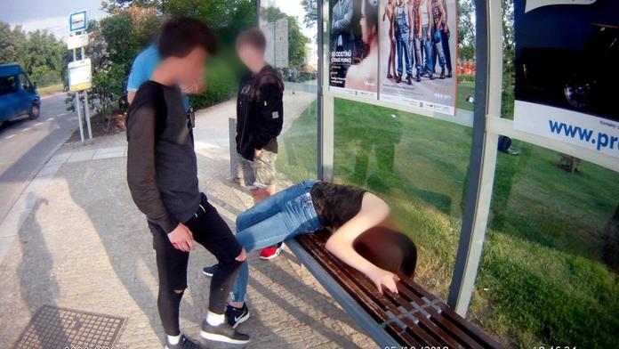 Alkohol i drogy. Strážníci hlídali, aby se dívka (14) neudusila zvratky