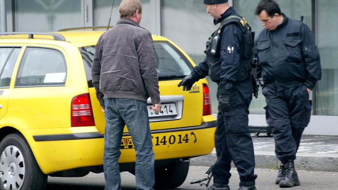 Zdrogovaný řidič uplácel policisty vším, co měl usebe
