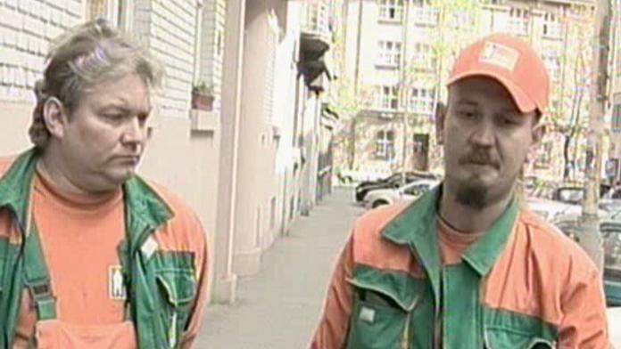 Dva chrabří popeláři zachránili ženu