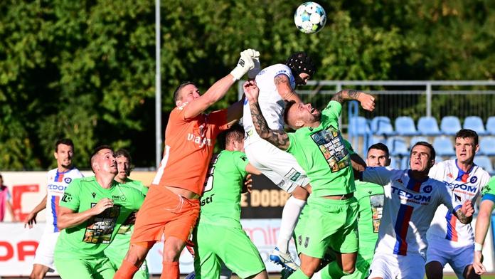 Fotbalisté Ústí nad Labem (v zelených dresech)