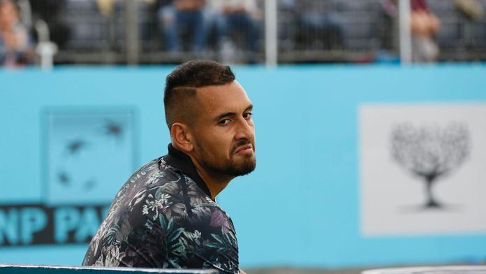 Kyrgios se vysmál oblečení sudího, raketou málem trefil diváka! VIDEO