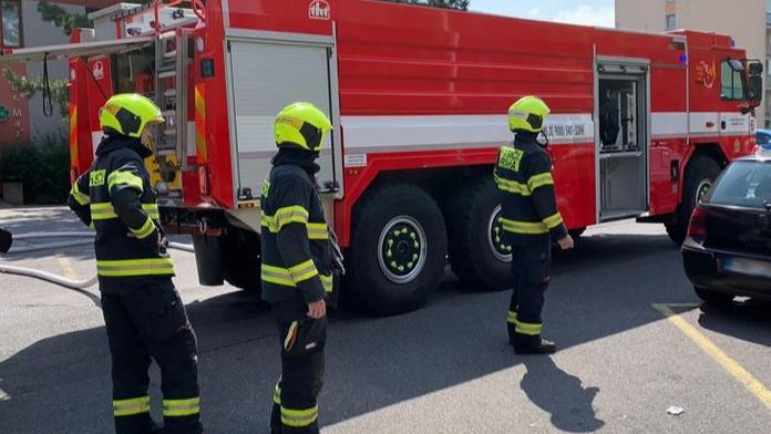 Dělník v Praze spadl do výkopu. Hasiči ho vytahovali ze šestimetrové hloubky