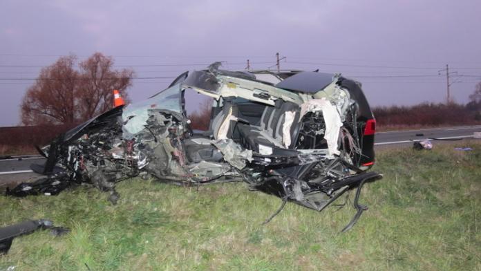 Řidič volkswagenu vjel pod kola kamionu. Na místě zemřel