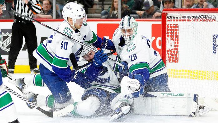Demolice a tři hattricky! Vancouver dostal 10 gólů. Pastrňák pomohl k výhře