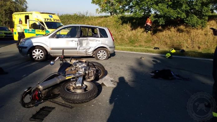 Vážná nehoda na Chrudimsku. Pro motorkáře letěl vrtulník, zraněná je i žena