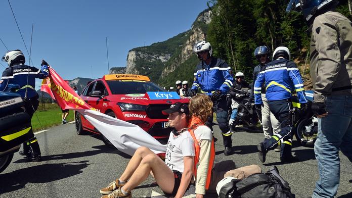 Tour de France přerušili demonstranti. Pogačar těsně udržel žlutý trikot