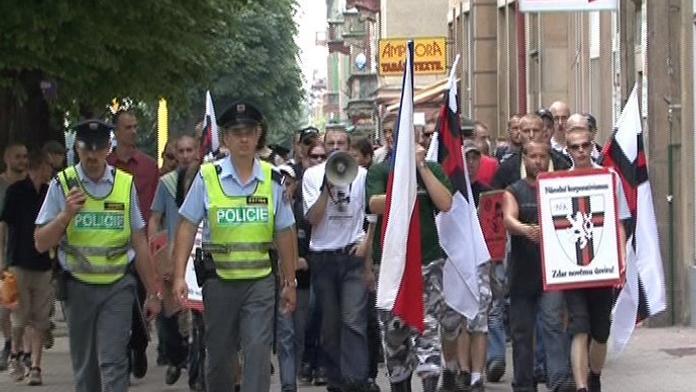 VIDEO: Neonacisté hajlovali na Václavském náměstí, policie nezasáhla