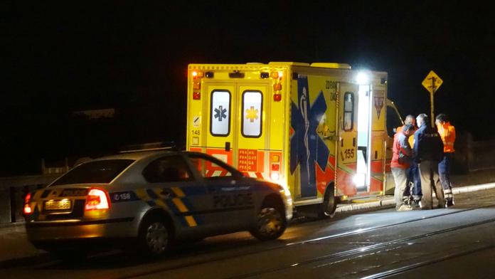 Dva mrtví při nehodě na Ústecku! Motorkář najel do lidí u zastávky