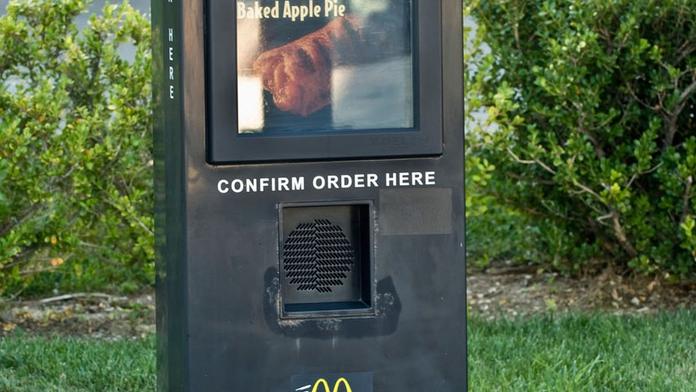 Místo potvrzení objednávek pustili ve fastfoodu zákazníkům porno
