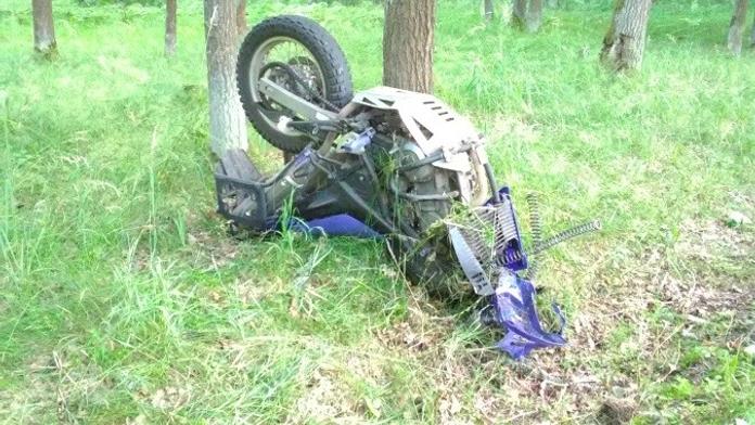 Tragédie na Rychnovsku, motorkář (†19) náraz do stromu nepřežil