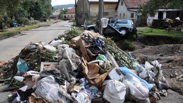 Stařenka hromadila odpadky tak dlouho, až probořily strop a zabily ji!