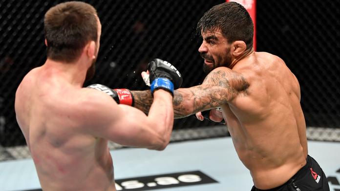 Nejhorší výkon rozhodčího v UFC, sudí byl vyhozen ještě během galavečera