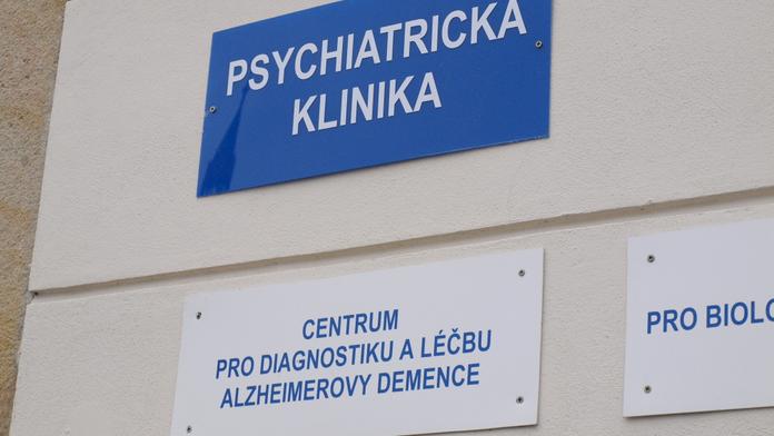 Tisíce pacientů z psychiatrických léčeben se možná budou léčit doma