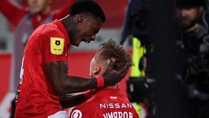 Další fotbalové hvězdě hrozí vězení, na oslavě měla bodnout svého bratrance
