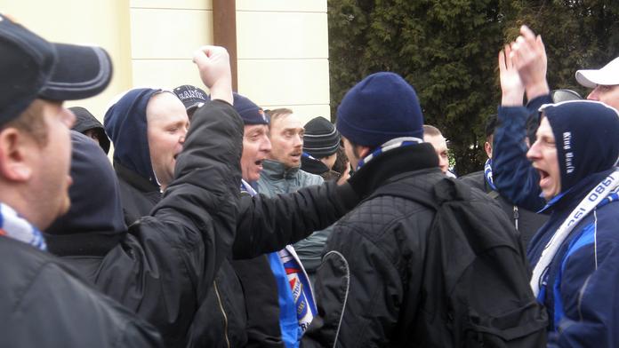 Bitka fotbalových chuligánů u Opavy. Zdemolovali vlak