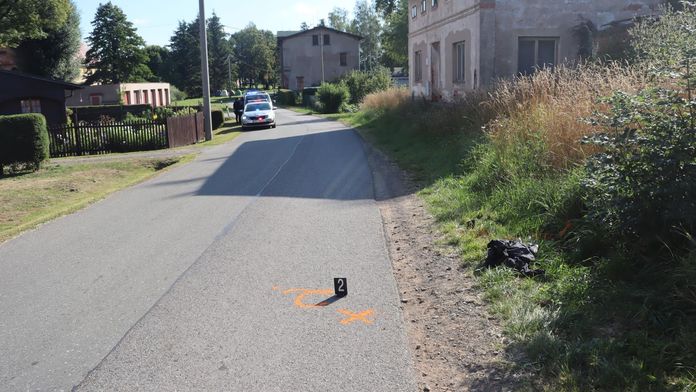 Policisté hledají řidiče tmavého vozu z Náchodska. Srazil chodkyni a ujel