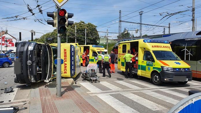 Na Příbramsku bourala sanitka. Vezla pacienta na transplantaci