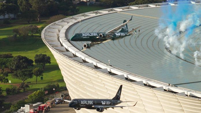 Šílený průlet nad stadionem. Letadla minula střechu o pouhých 12 metrů