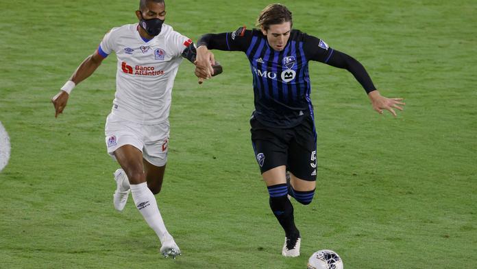 Honduraský fotbalista hrál Ligu mistrů v roušce! Chtěl ochránit rodinu