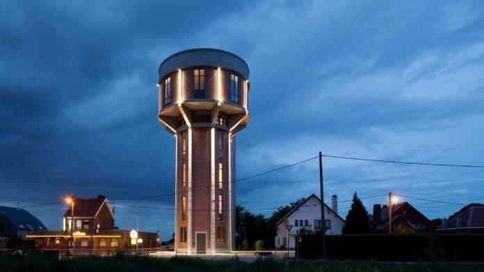 Nadšenec proměnil oprýskanou vodárnou v luxusní bydlení! VELKÁ GALERIE