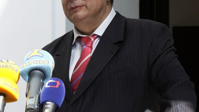 Paroubek chrastí miliony a spouští kampaň. Chce upozornit, že už není v ČSSD