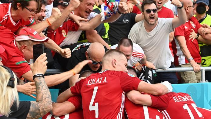 Maďarští fotbalisté se radují se svými fanoušky