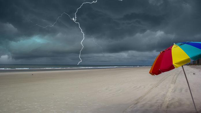 Na Jadran se žene silná bouře. Meteorologové varují před krupobitím a povodněmi