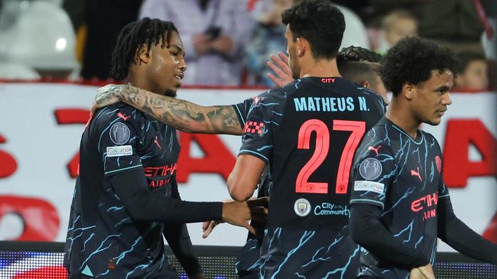 Micah Hamilton slaví gól se svými spoluhráči z Manchesteru City