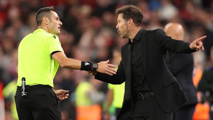 Jako smyslů zbavený. Simeone na hřišti běsnil po konfliktu s fanouškem