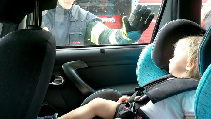 Další případ! Matka zabouchla miminko v autě, hasiči rozbili okno