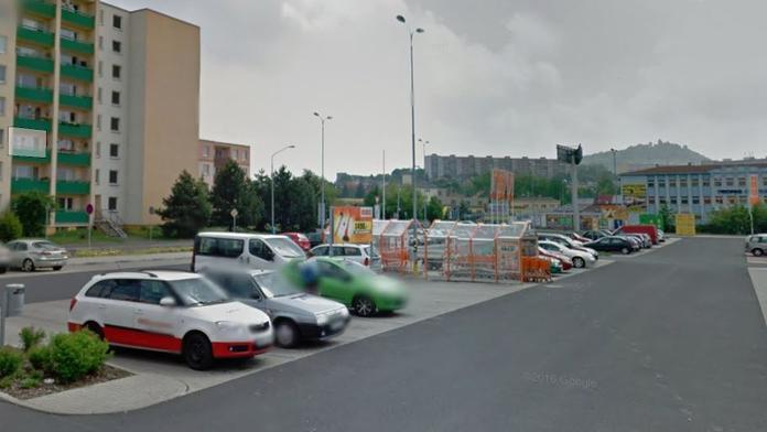 Dvojice v Teplicích se oddávala orálnímu sexu u obchoďáku