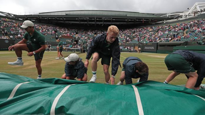 VIDEO: Parádní práce! Tak rychle se Wimbledon ukryje před deštěm