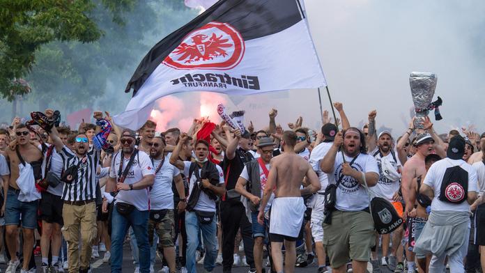 Děsivé záběry ze Sevilly: Hooligans před finále naběhli na příznivce Rangers