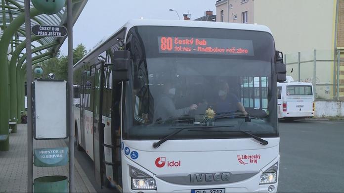 Konečně se dočkali. Invalidé třetího stupně budou mít slevu na jízdné