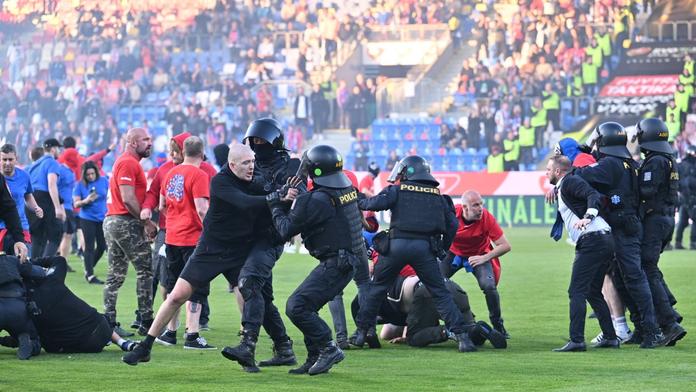 Policejní těžkooděnci v akci, v Plzni krotili domácí fanoušky i sparťany