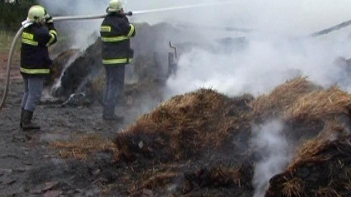 U Uhříněvsi hoří už druhý den sláma, zničila halu