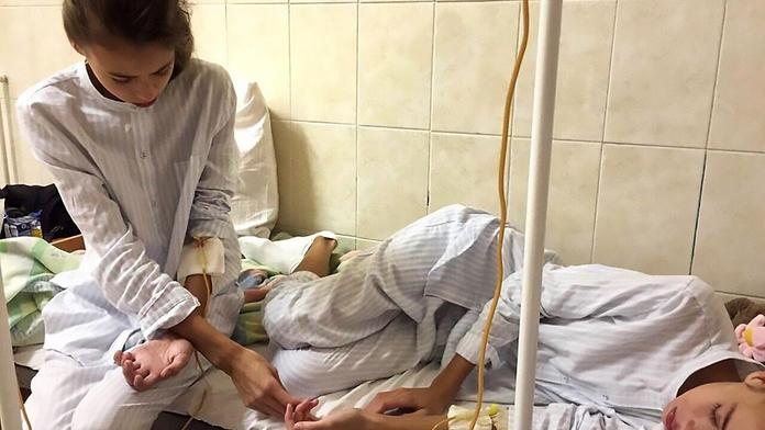 Sestry (15) jsou na pokraji smrti. Řekli jim, aby ještě zhubly