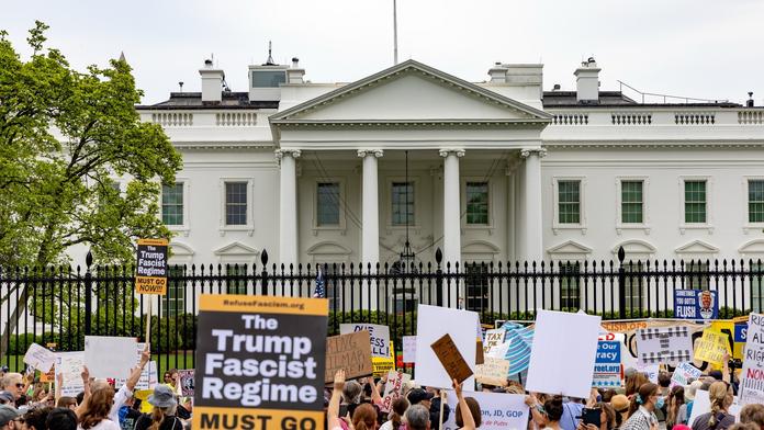 Tisíce lidí protestovaly v USA proti politice Trumpovy administrativy