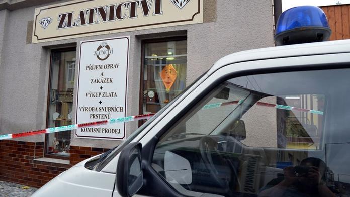 Policisté se chlubili dopadením lupičů, během toho někdo vykradl zlatnictví!