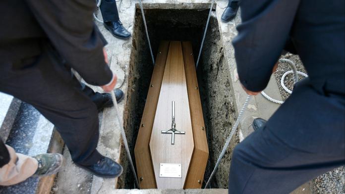 Ženu chtěli pohřbít, přitom ještě žila. Případ řeší policie