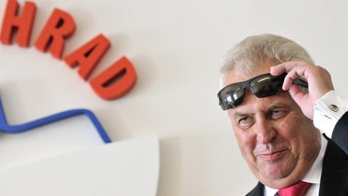 Fischer stále vede prezidentský průzkum, Zeman se na něj dotahuje
