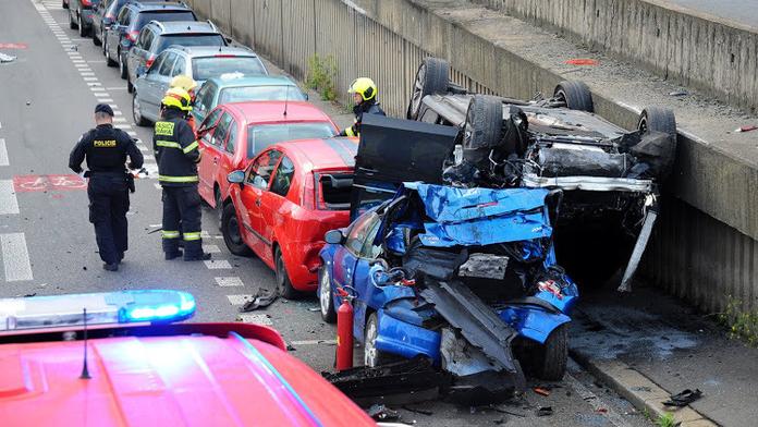 Kuriózní nehoda: Luxusní Audi skončilo na střeše jiných aut!